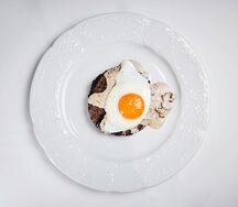 Деревенская котлета с яйцом и грибным соусом