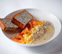 Роял с лососем, авокадо и трюфельным соусом