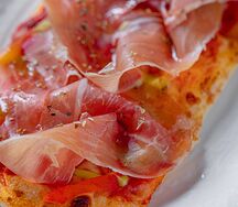 Пинцетта с пармской ветчиной и печеными перцами Рамиро