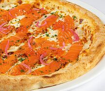 Пицца с лососем и красной икрой