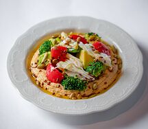 Хумус с крабом и овощами
