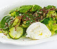 Зеленый салат с бурратой и авокадо