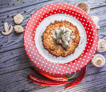 Картофельный драник с грибами и сметаной