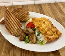 Треска во фритюре со сливочным соусом и овощами
