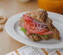 Круассан с пастрами