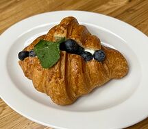Круассан Голубика-маскарпоне