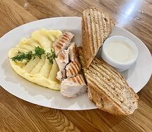 Куриная грудка с пюре и сливочным соусом