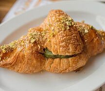 Круассан фисташка-малина