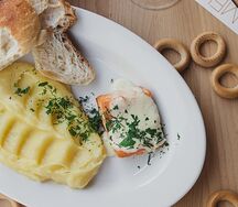 Запеченный лосось с пюре и сливочным соусом