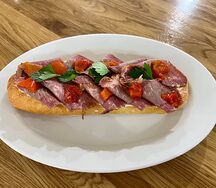 Брускетта с пастрами