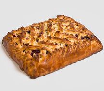 Пирог с вишней и сливочным сыром
