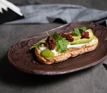Брускетта с авокадо, вялеными томатами и сыром моцарелла