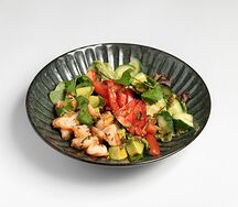 Боулл салат с креветками и овощами