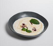 Овсяная каша на молоке с клубничным вареньем