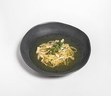 Куриный суп с лапшой и перепелиным яйцом