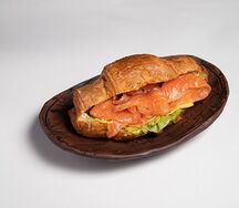 Круассан со слабосоленой семгой и сливочным сыром