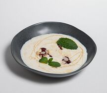 Овсяная каша на кокосовом молоке молоке с клубничным вареньем