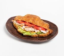 Круассан с куриной грудкой и медово-горчичным соусом