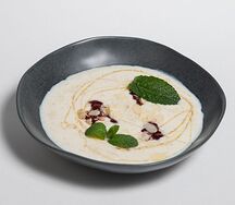 Рисовая каша на молоке с клубничным вареньем