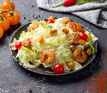 Салат Цезарь с креветками