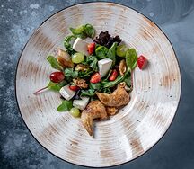 Теплый салат с перепелкой и сыром кама