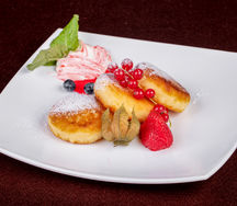 Сырники ванильные со сметаной и ягодным соусом