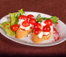 Брускетта с моцареллой и мини-томатами