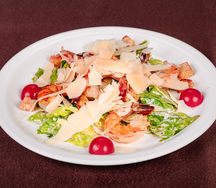 Классический салат Цезарь с креветками