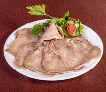 Тонкие лепестки говяжьего языка с хреном