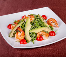 Салат с креветками, авокадо и рукколой