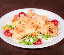 Классический салат Цезарь с курицей