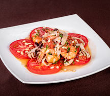 Тёплый салат с обжаренными морепродуктами