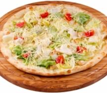 Пицца Цезарь с цыпленком и листьями салата