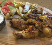 Острые куриные крылышки с соусом блю чиз