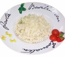 Фузилли с лососем и брокколи