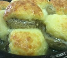Шляпки шампиньонов, запеченные с сыром