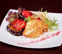 Куриное филе с домашним сыром и овощами гриль