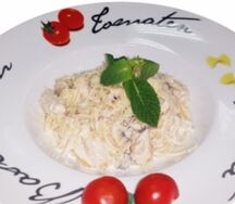 Лингвини с ломтиками куриного филе