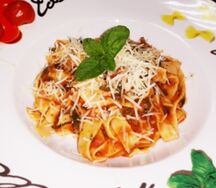 Феттучини со шпинатом в соусе из свежих томатов и базилика