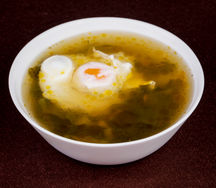 Щи зеленые с яйцом-пашот и деревенской сметаной