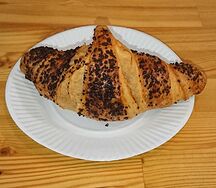 Круассан французский с нутеллой и орехами