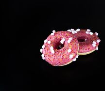 Донат клубничный с маршмелоу