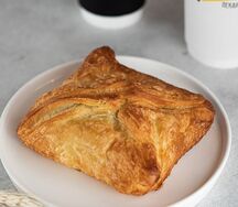 Турновер с мясом и соусом Песто