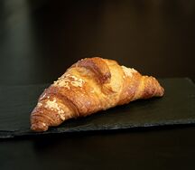 Круассан с карамелью