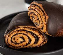 Булочка маковая в шоколадной глазури