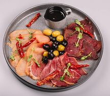 Ассорти мясных копчёностей