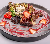 Салат теплый с куриной печенью и малиновым соусом