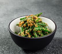 Кенийская фасоль с мисо и грецким орехом