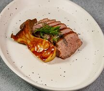 Утка тэппанъяки с маринованным грибом эринги