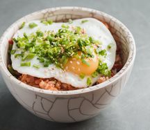 Рис с кимчи, жареное яйцо